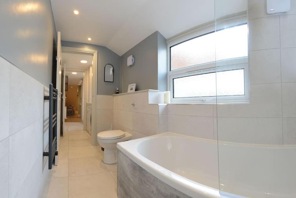 Apartment West With Free Parking Whitby Zewnętrze zdjęcie