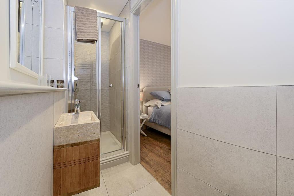 Apartment West With Free Parking Whitby Zewnętrze zdjęcie